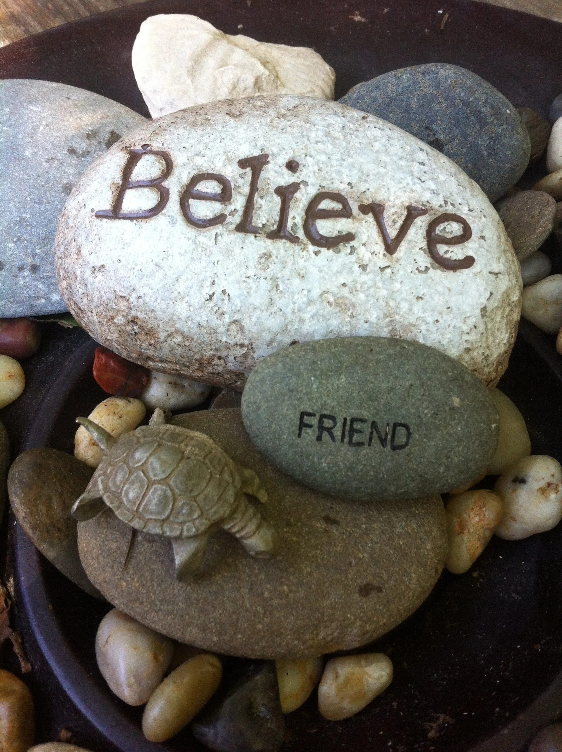 Friend stone. Надпись на Камне. Камень счастья и удачи. Камешки на счастье. Камушек счастья.