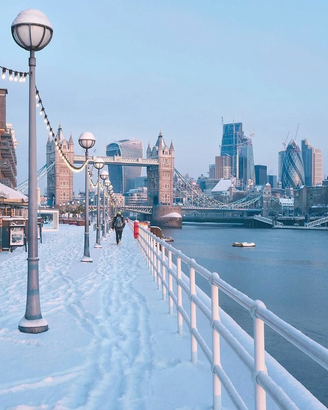 Снег в лондоне. Nick visited london last winter. Nick visited london last winter. Nick visited london last winter. Винтер тавер в лондоне.