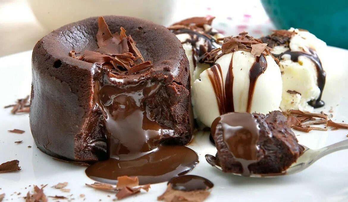 Шоколадный фондан лава кейк. Шоколадный фондан кекс. Десерт шоколадный фондан суфле. Десерт Брауни шоколадный.