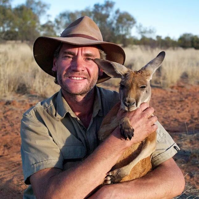 Сколько живет в австралии. Австралийцы с кенгуру. Кругосветчик фотограф Австралия. Кенгуру и человек.