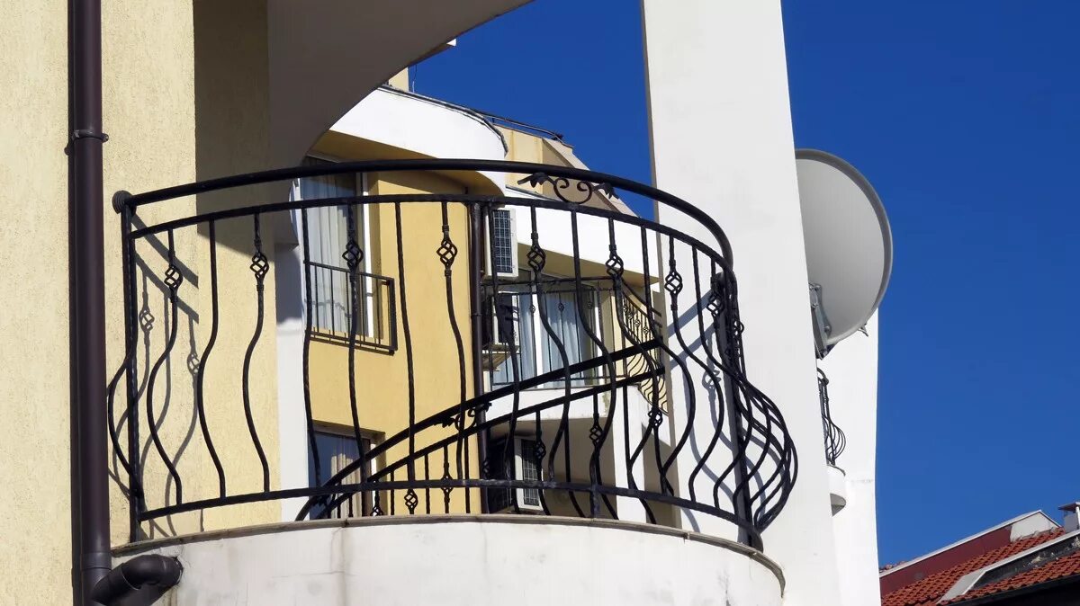 Балконы волной. Ограждение балкона. Кованые ограждения для круглых балконов. Перила для круглого балкона. Кованые балконы круглые.