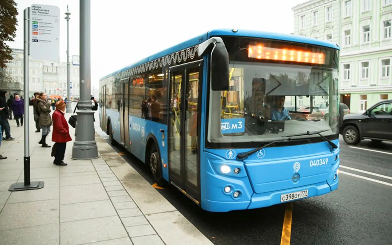 Автобус с15. Автобус. Остановка автобуса. Маршрутное транспортное средство. Автобусная остановка с автобусом.