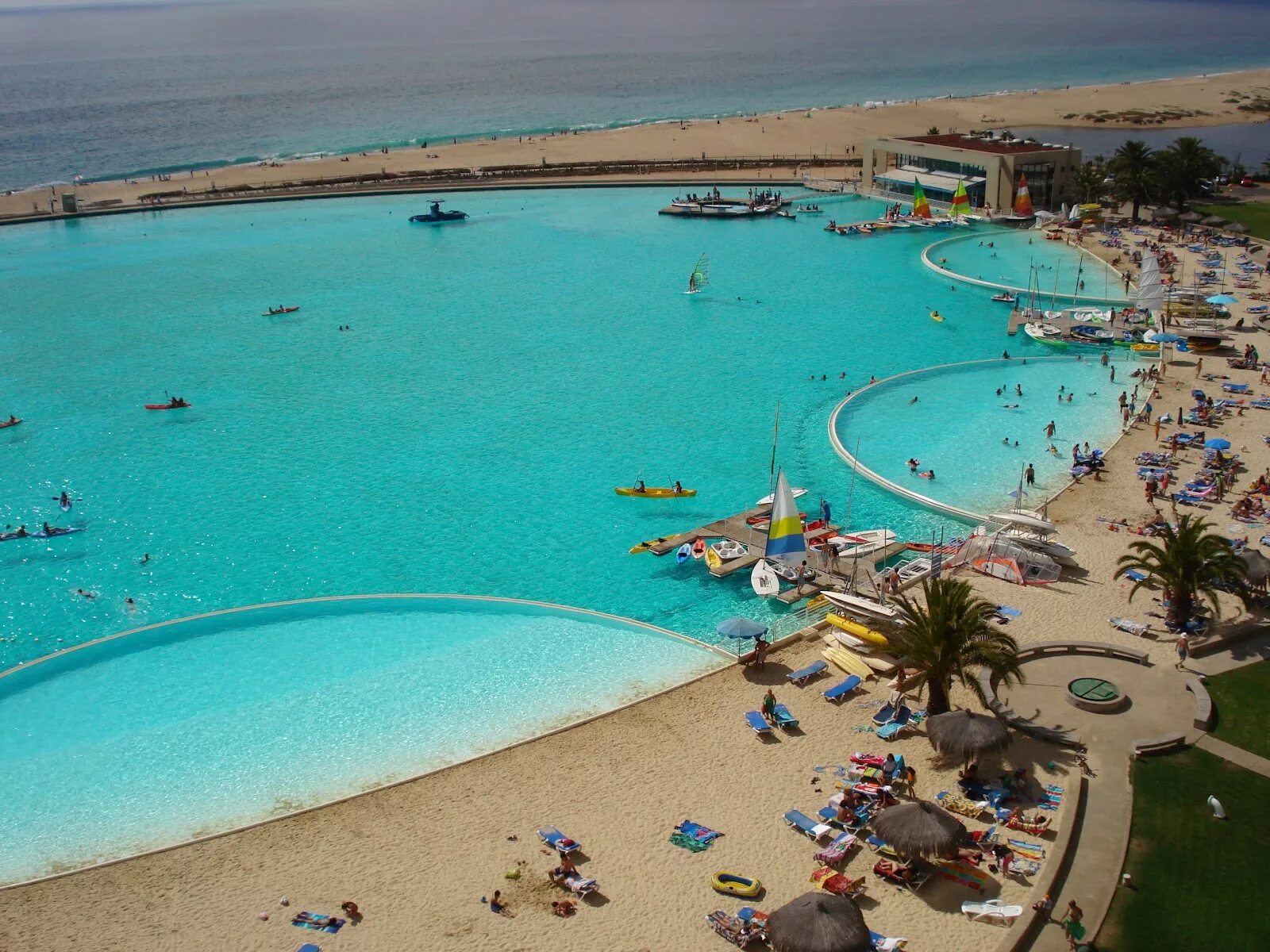 Самый большой бассейн. Самый большой бассейн в Мексике. Самый большой искусственный бассейн в мире. Самый большой бассейн в Египте. Самый большой искусственный бассейн Чили.