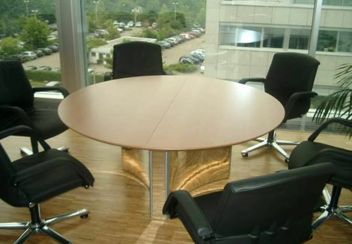 Meet round. Круглый стол для офиса. Стол для конференций овальный. Круглый стол предпринимателей. Круглый стол мероприятие.