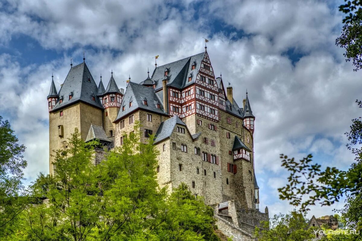 Известный средневековый замок. Замок Эльц, Виршем, Германия. Замок Бург Эльц Германия. Замок Эльц Рейнланд-Пфальц Германия. Замок Эльц (Burg Eltz).