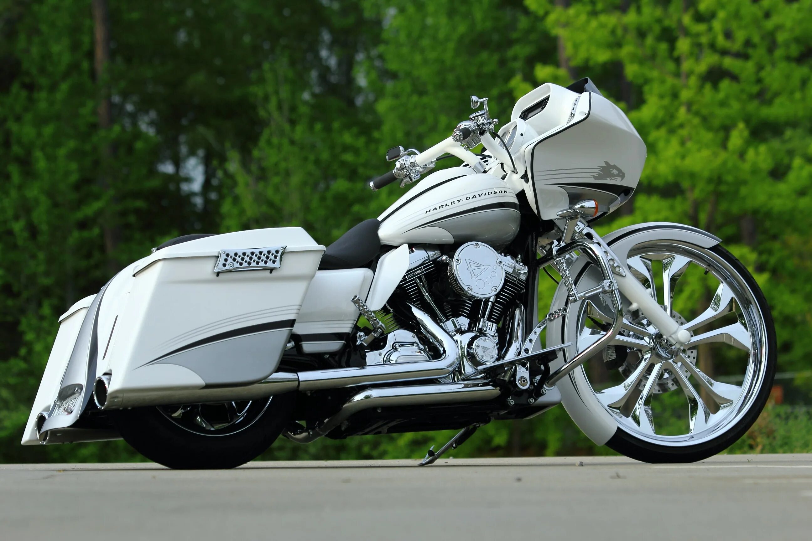 Роад Кинг Глайд. Harley Davidson Road Glide Bagger. Harley Davidson Road Glide белый. Бэггер мотоцикл Харлей Дэвидсон. Автомобили байк в россии