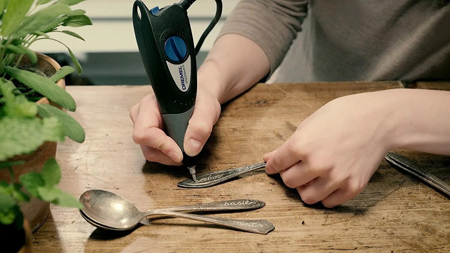 выравнивающий инструмент в руках гравировщика 6