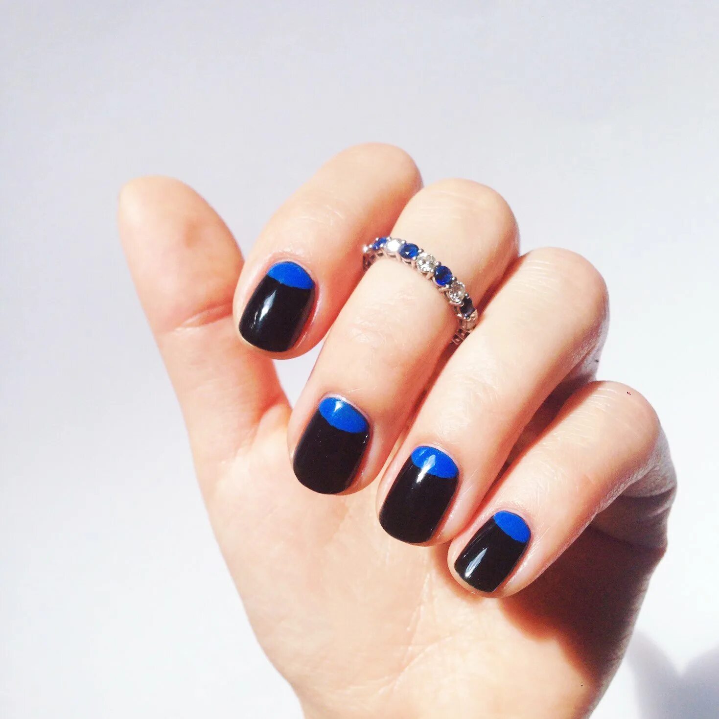 темный маникюр. маникюр омбре синий с черным. темный маникюр. черно синие ногти. маникюр в черно синих тонах.