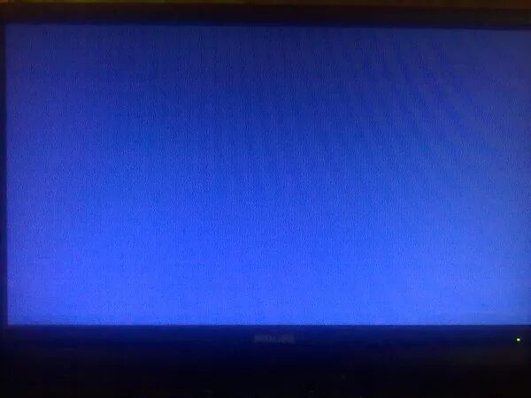 Синий экран без надписей. Голубой экран телевизора. Голубой экран. Белые пятна на экране ноутбука.
