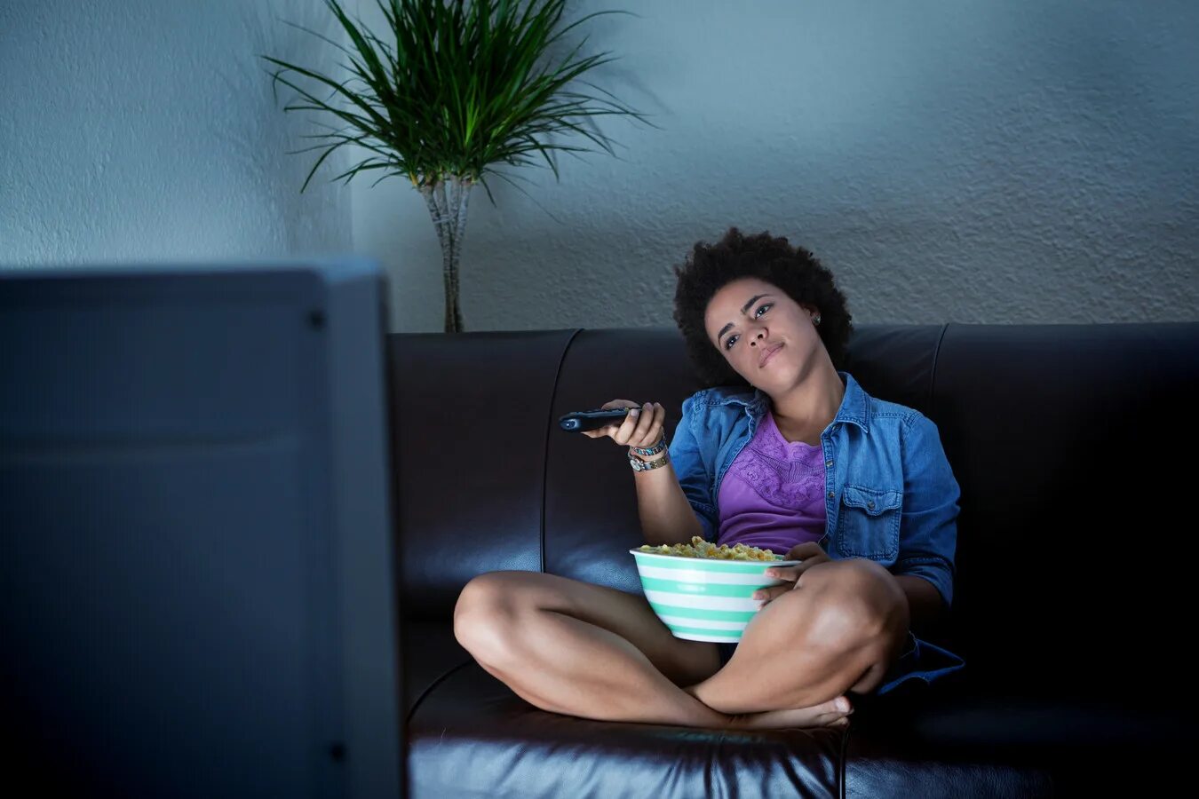 She watch tv every day. She watch tv every day. Пара перед телевизором. Семья у телевизора. Проект по английскому my day.