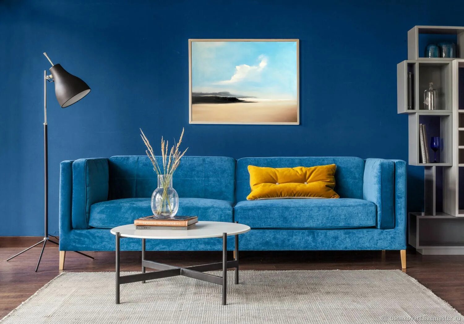 Синий диван. Яркий диван в интерьере. Синий диван в интерьере. Голубой диван в интерьере. Диван стильный яркий.