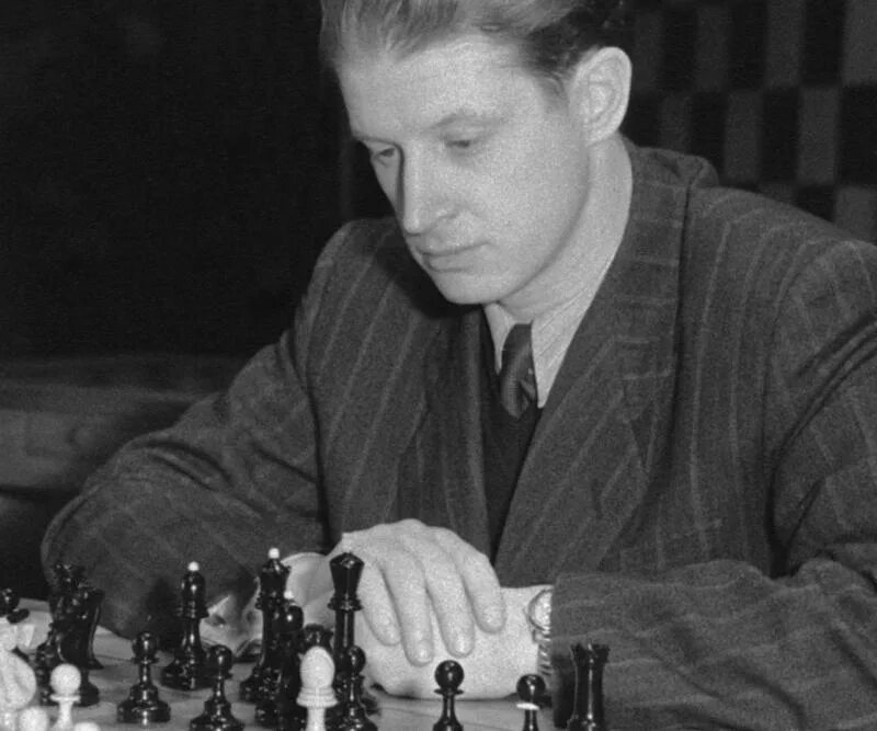 Деревянная голова грассмейстер. Магнус карлсен шахматист. Гроссмейстер группа. Авербах гроссмейстер. Гроссмейстер наумкин.