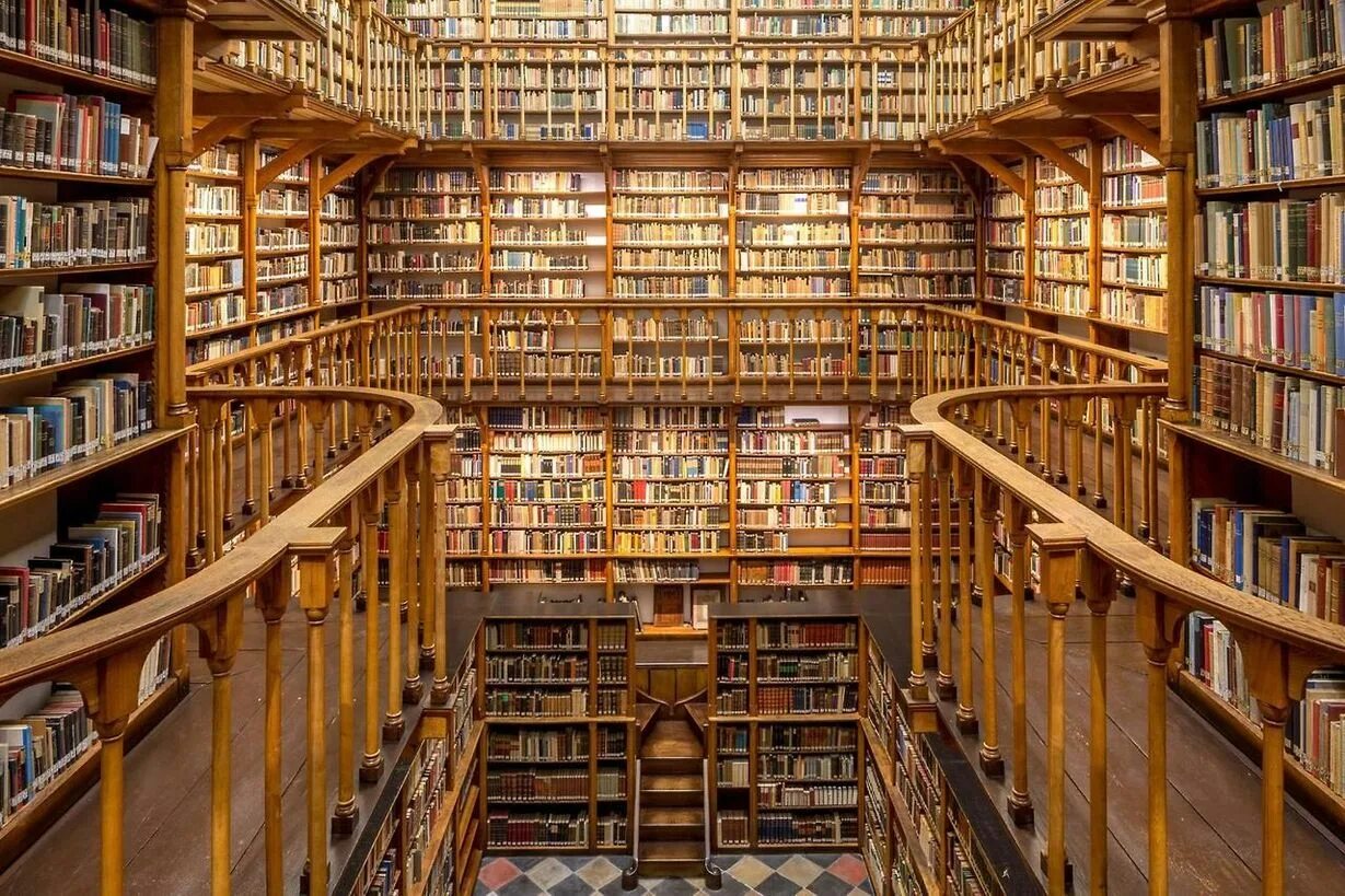 Сколько библиотек. Библиотека Лаахского аббатства Святой Марии. Старинная библиотека. Гигантская библиотека. Книга библиотека.