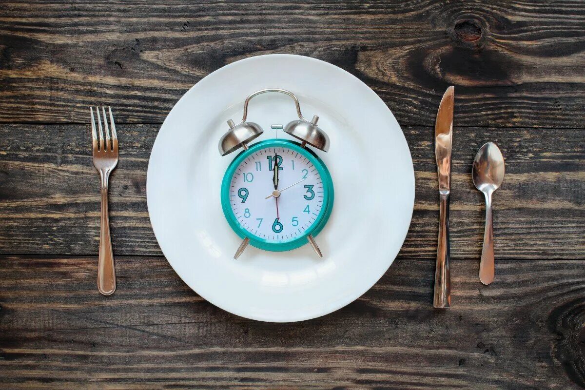Циферблат здоровье. Часы с едой. Часы тарелка. Тарелка с едой и часами. Тарелка с часами.