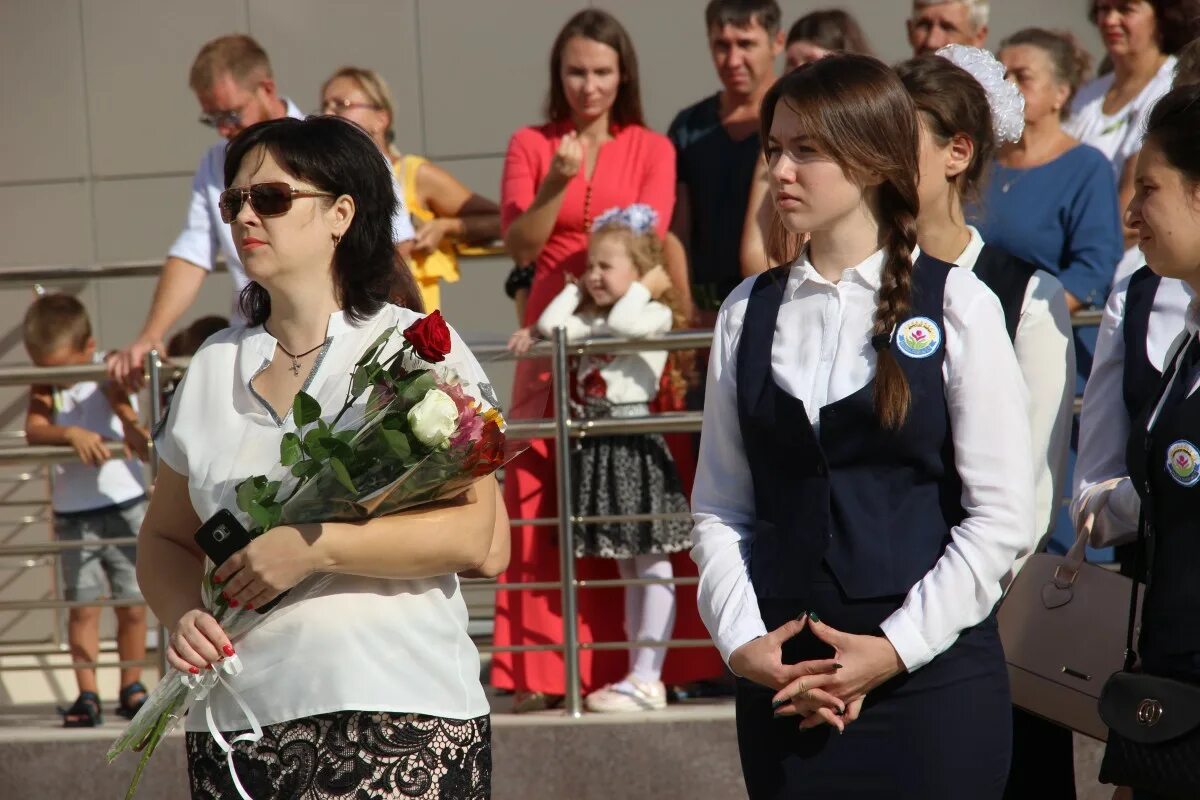 Школа 15 динского. Школа 15 Южный Динской район. Директор школы 15 Южный Динской район. Школа 15 поселок Южный Краснодар. Динской район поселок Южный школа 15 учителя.