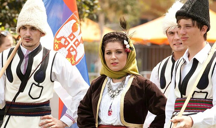 Национальная одежда хорватов. Болгарин и сербка. Болгарский костюм. Хорватия нац костюм. Сербы венгры румыны.