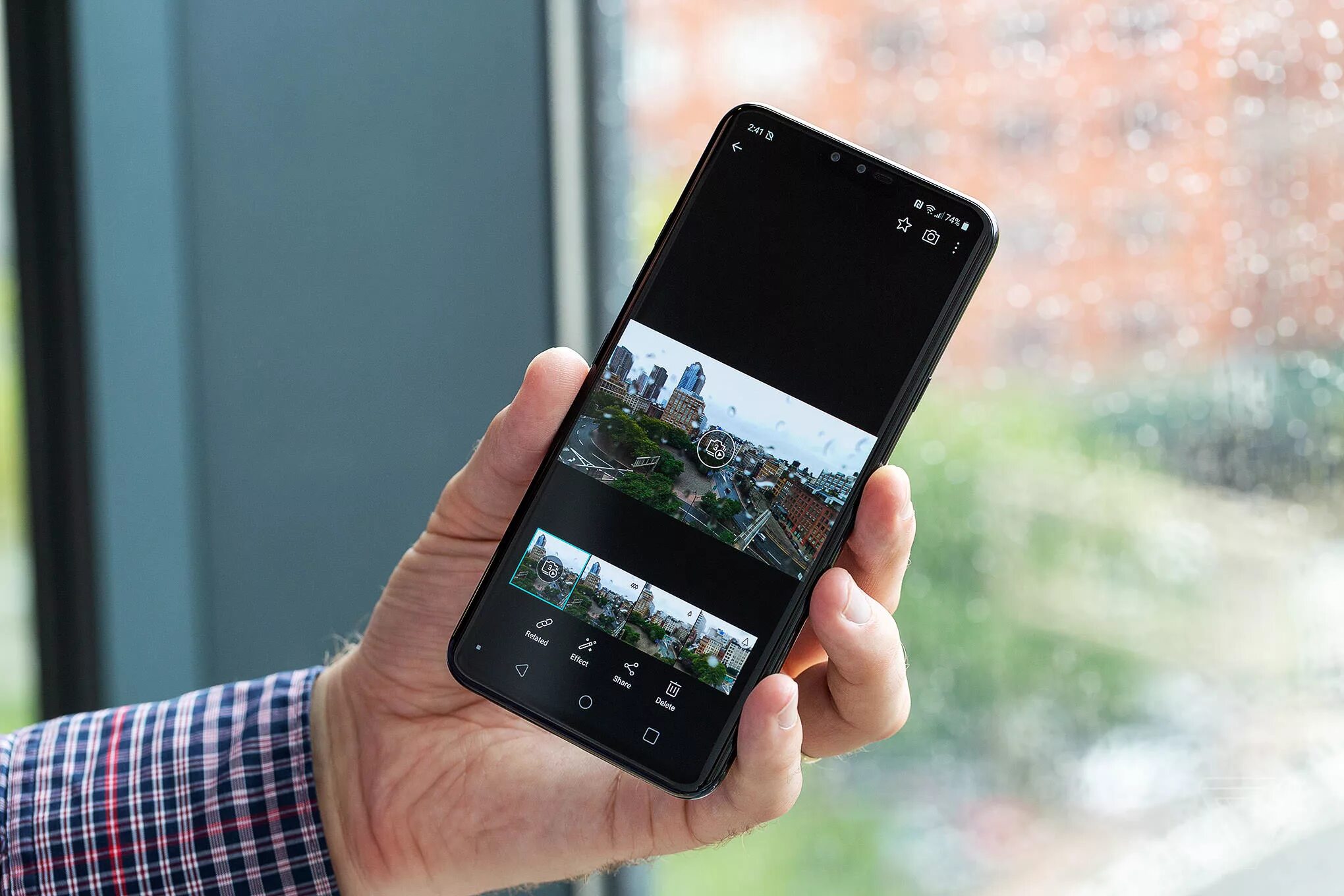 Опасны ли смартфоны. LG smartphone 2023. LG v40 THINQ фото. LG v40 Android 10. Смартфон с 5 камерами.