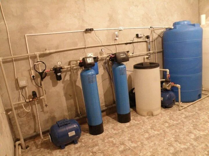 Накопительные баки для водоснабжения. Накопительный бак для водоснабжения 500 литров с насосной станцией. Бак с насосом накопительный для водоснабжения на 20-30 литров. Водопровод резервуар. Водоснабжение с накопительной емкостью.