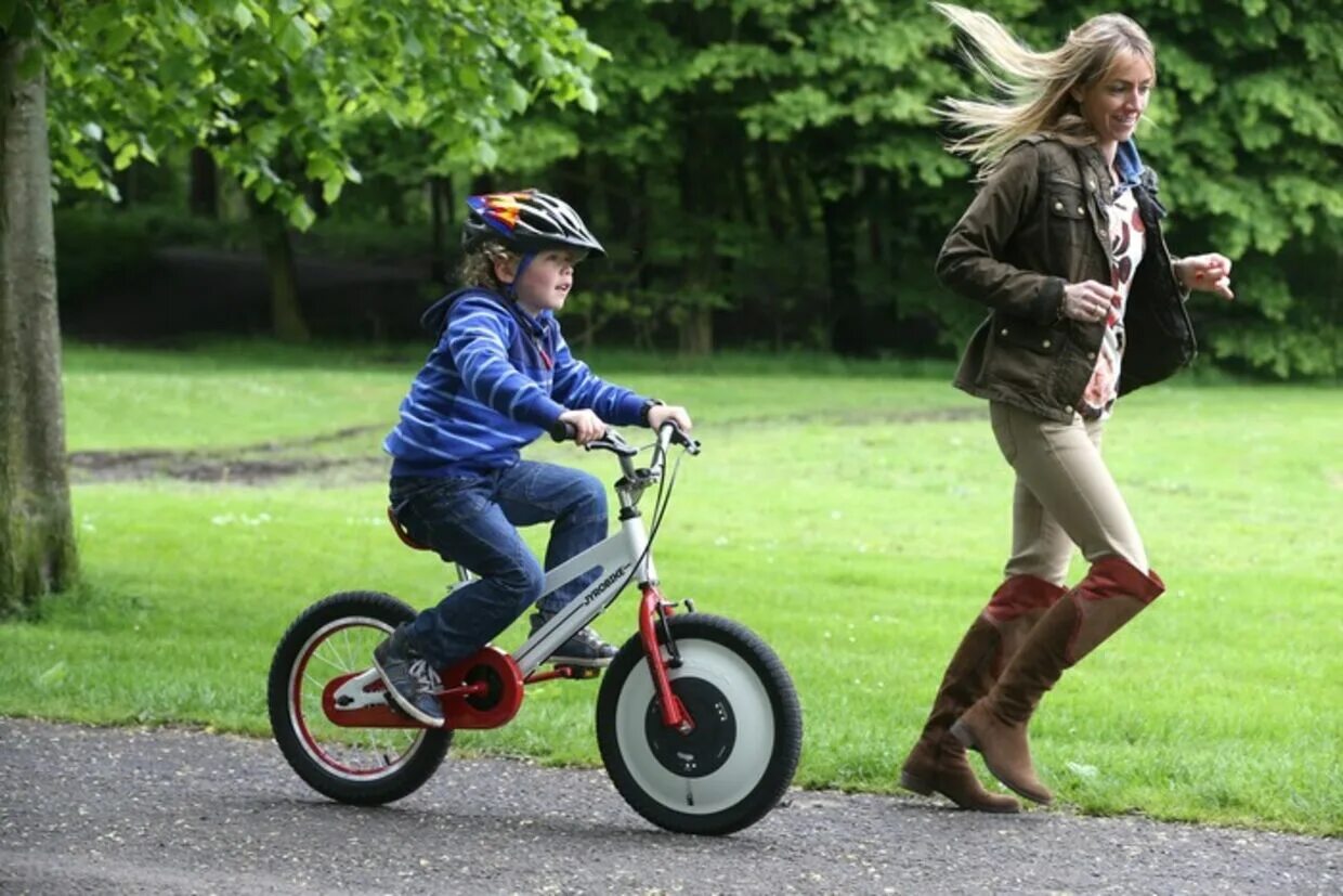 Like to ride a bike. Покататься на детском Велике. Езда на двухколесном велосипеде. Дети катаются на велосипеде. Дети катаются на великах.