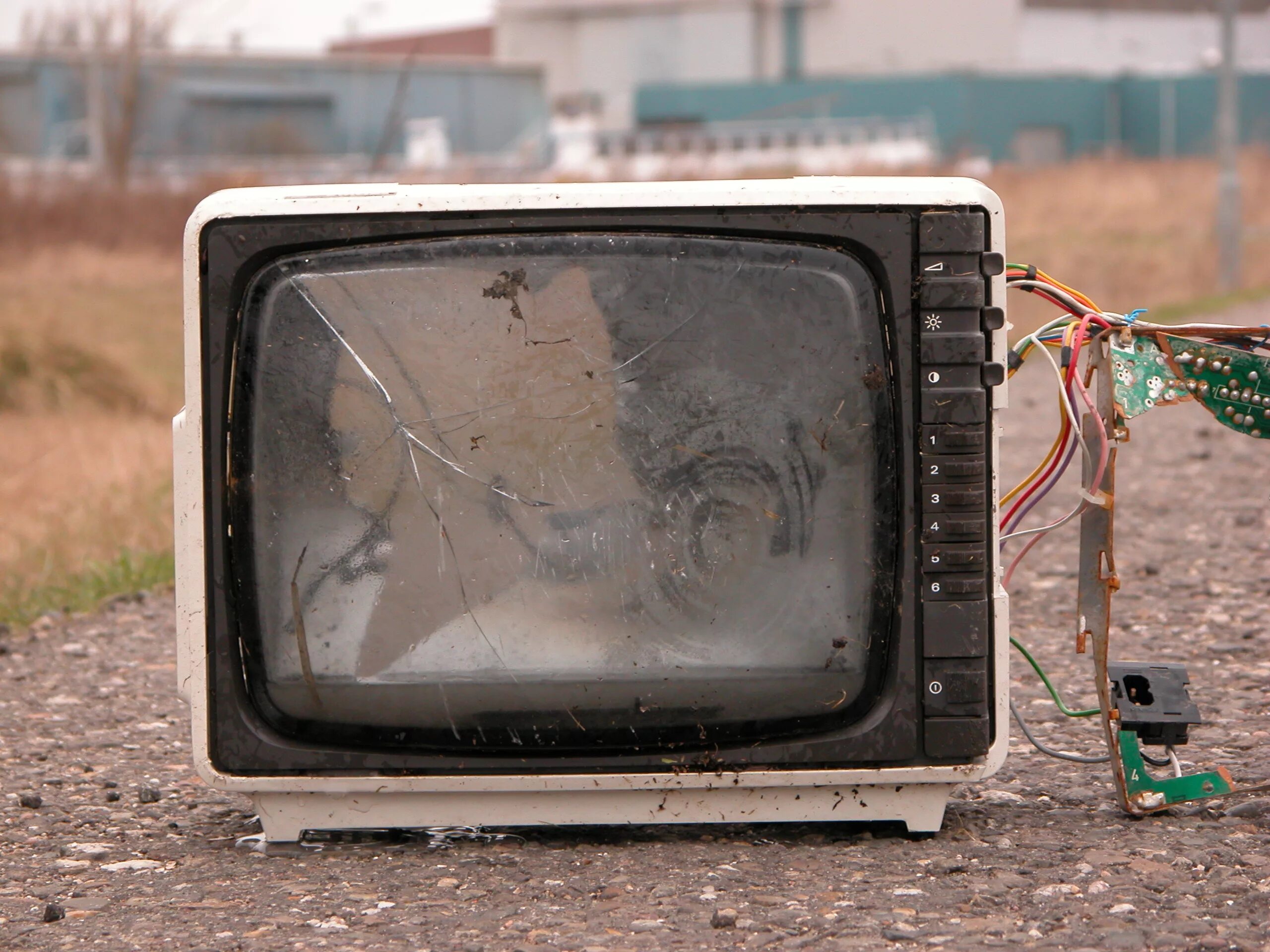 Старый телевизор 20 каналов. Сломанный телевизор. Разбитый старый телевизор. Свалка старых телевизоров. Старый поломанный телевизор.