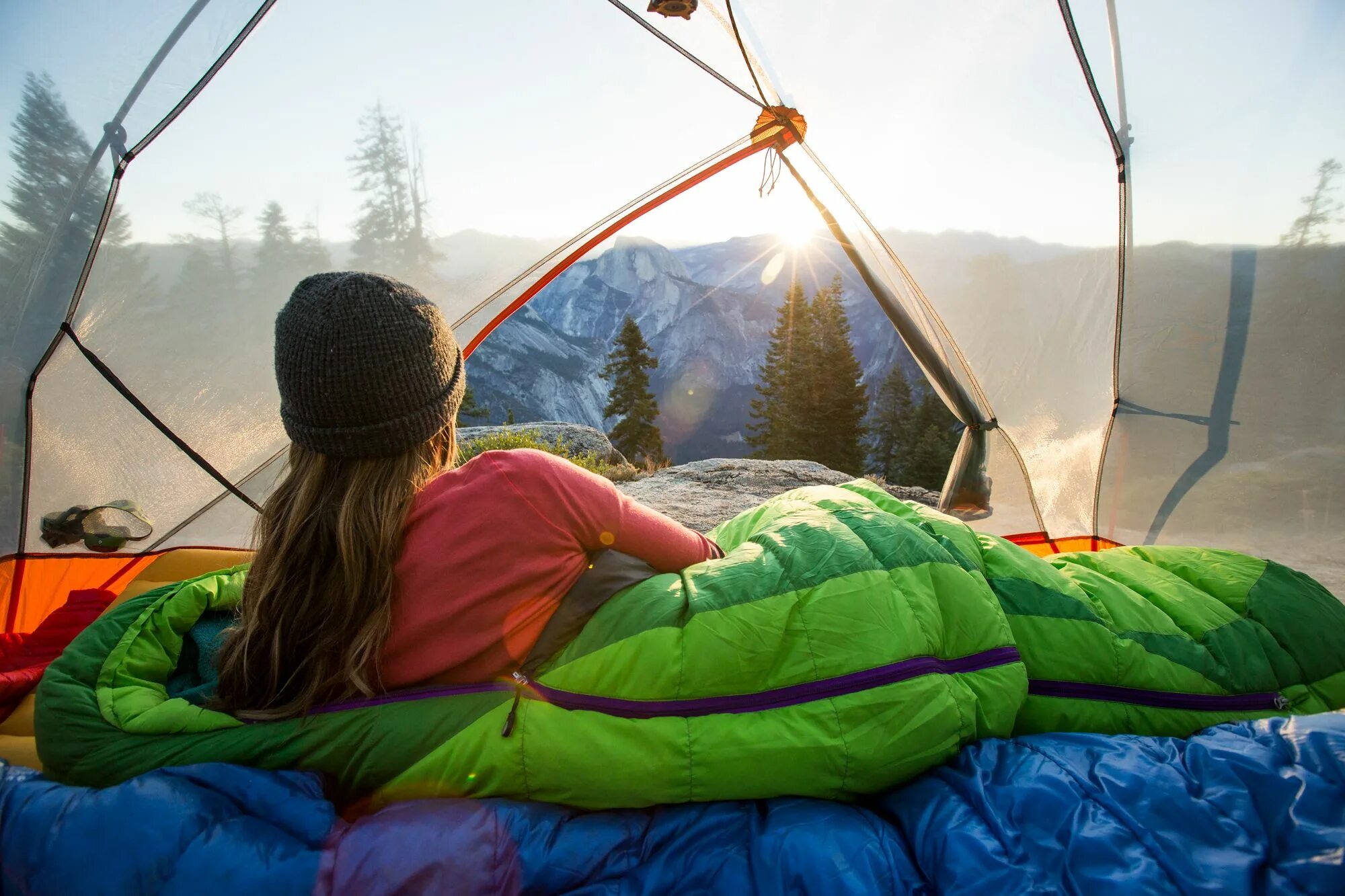 Tourist camping. Спальник палатка. Поход с палатками. Спальный мешок палатка. Туризм с палатками.