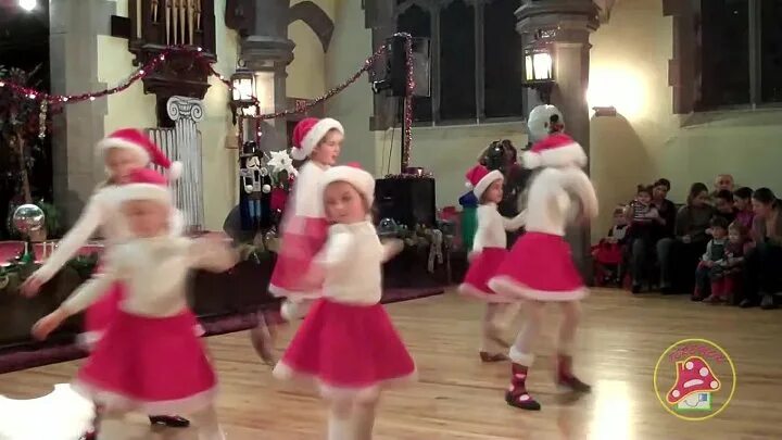 Песня видео новый год елка шарики хлопушки. Новогодний танец елка шарики хлопушки. Новый год ёлка шарики хлопушки танец. Песня видео новый год елка шарики хлопушки. Танец ёлки шарики хлопушки.