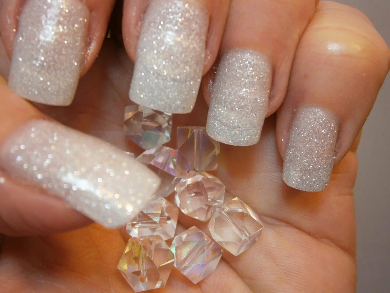 Маникюр на короткие ногти белый с блестками. Белый шеллак с блестками. Маникюр на средние ногти с блестками. Белый маникюр с блестками. Белый шеллак с блестками.