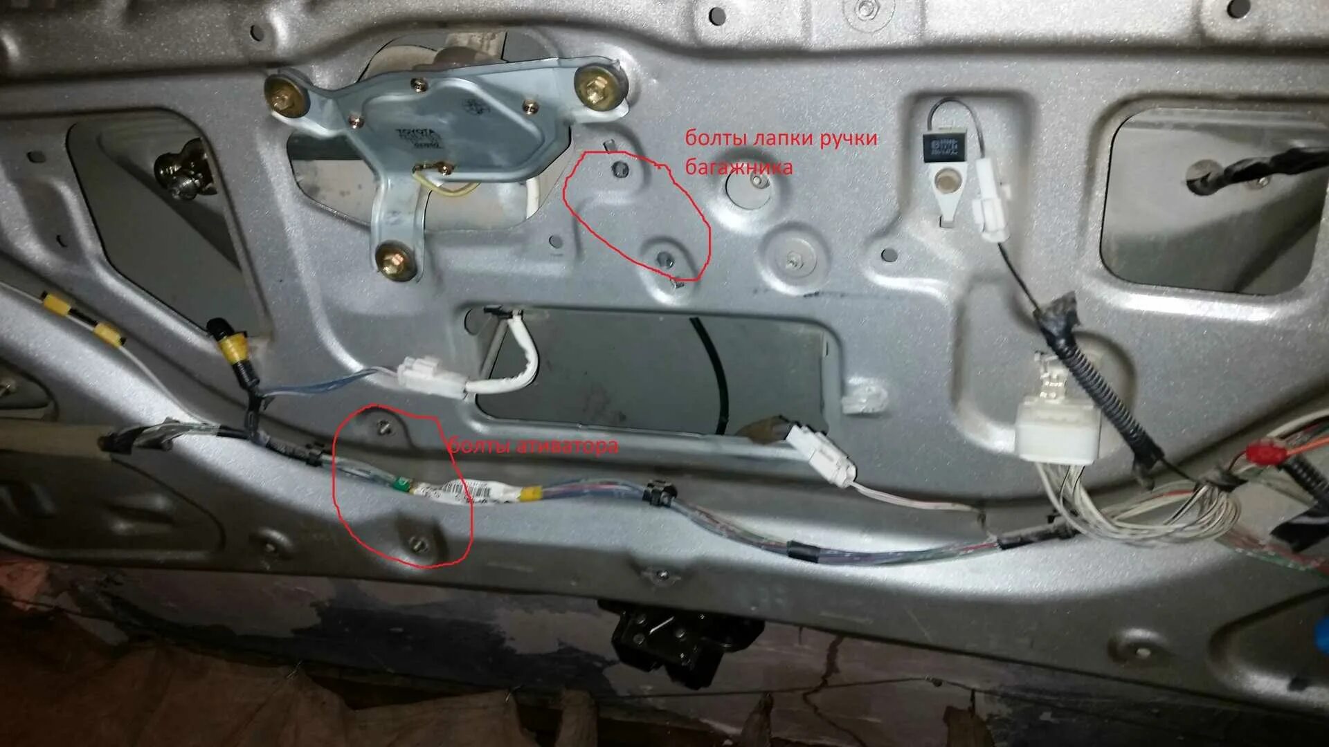 Электропривод багажника Avensis 2001. Ниссан Тино 2000 замок багажника. Тойота Королла 110 замок багажника. Ниссан ад 2002 замок передней двери.