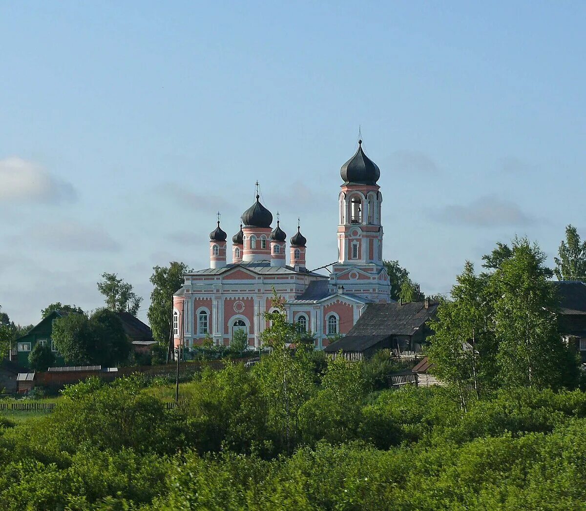 Церковь Святой Троицы Крестцы. Церковь в Крестцах Новгородская область. Ямская Слобода Новгородская область. Церковь Троицы в Ямской Слободе. Новгородская область википедия