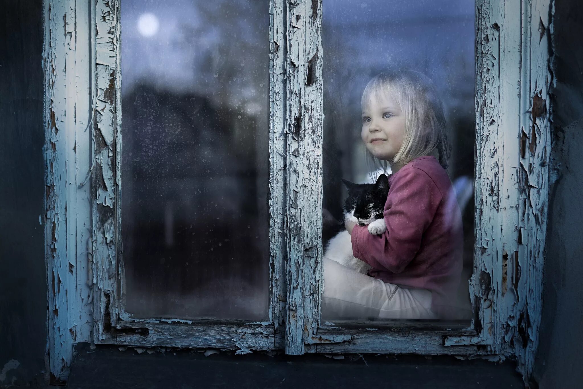 За окном девочка кто поет. Ребенок у окна. Девочка у окна. Взгляд в окно. Отражение в окне.