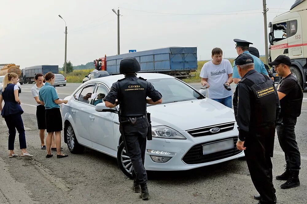 Машина в аресте у приставов можно. Арест автомобиля. Конфискация автомобиля. Машина арестована. Машина в аресте у приставов.