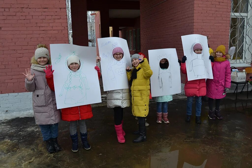 Республиканская традиция. Посвящение в юные художники. Посвящение в художники 1 класс. Посвящение в художники картинка. Шапочка на посвящение в художники.