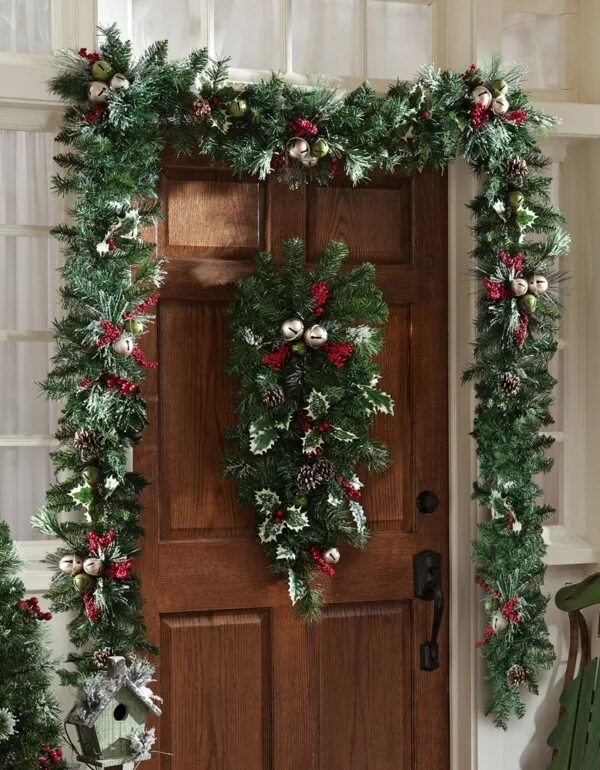 Как прикрепить еловую гирлянду к арке. Как прикрепить еловую гирлянду к арке. Украшение лестницы. Хвойная гирлянда с украшениями. Хвойная гирлянда на дверь.