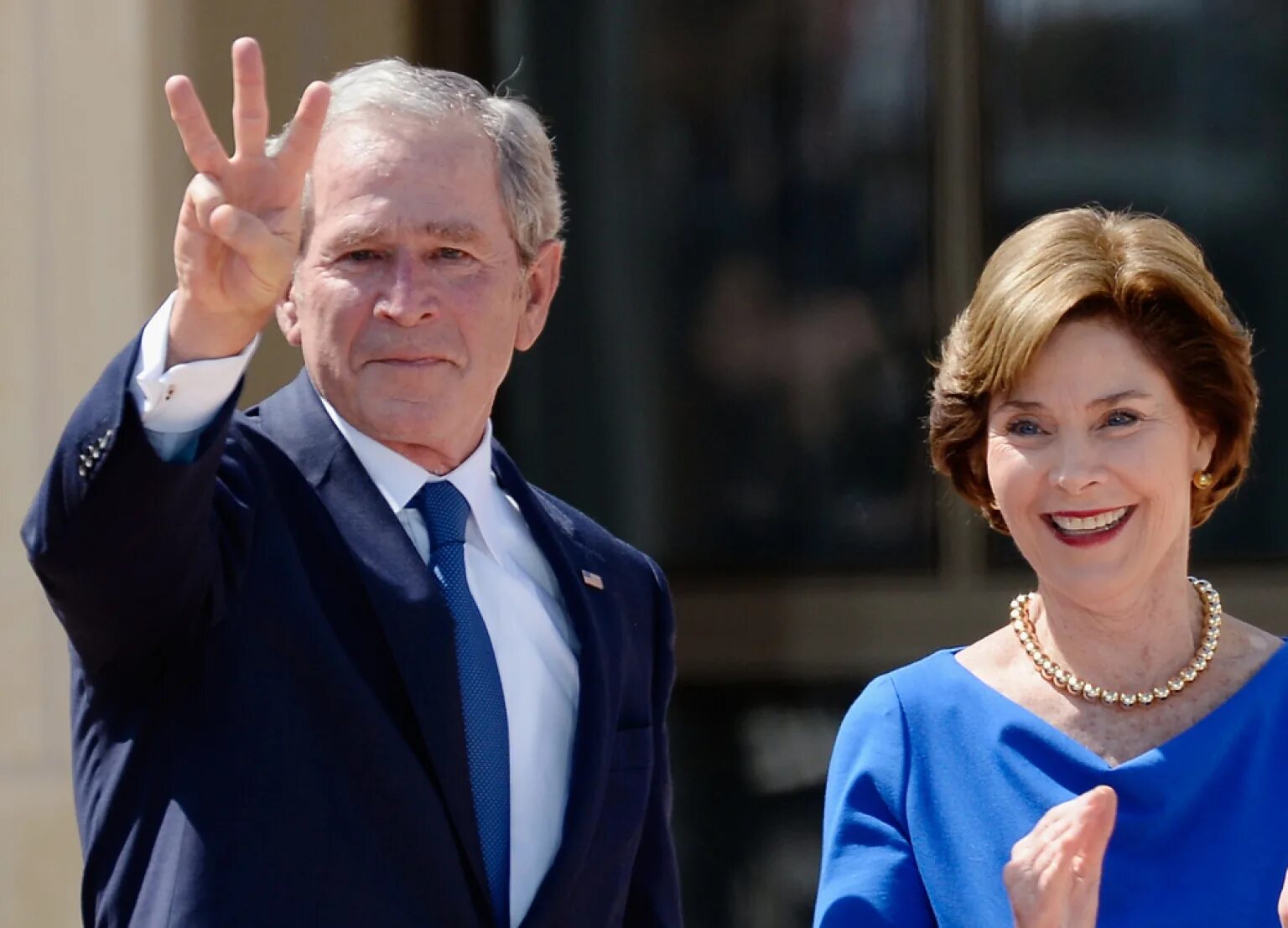 Жена буша старшего. Жена Джорджа Буша. Джордж Буш младший с женой. Джордж Буш старший с женой.
