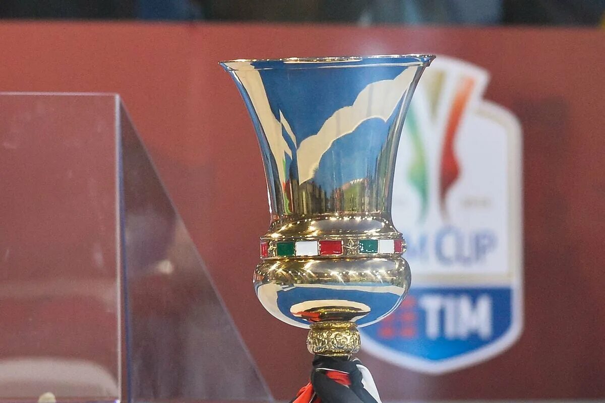 Кубок р по футболу. Coppa Italia трофей. Кубок чемпионата Италии. Кубок чемпионата Италии по футболу.