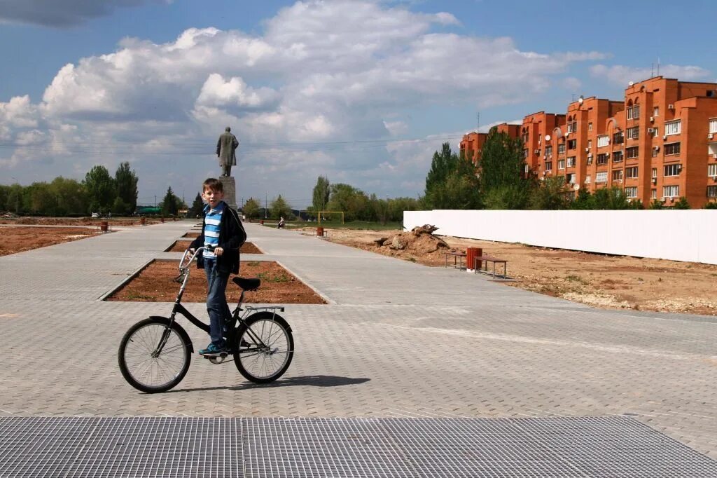 Работа в волгограде в красноармейском районе свежие. Волгоград продавец. Красноармейск волгоград. Работа в волгограде в красноармейском районе свежие. Лес в красноармейском районе волгограда.