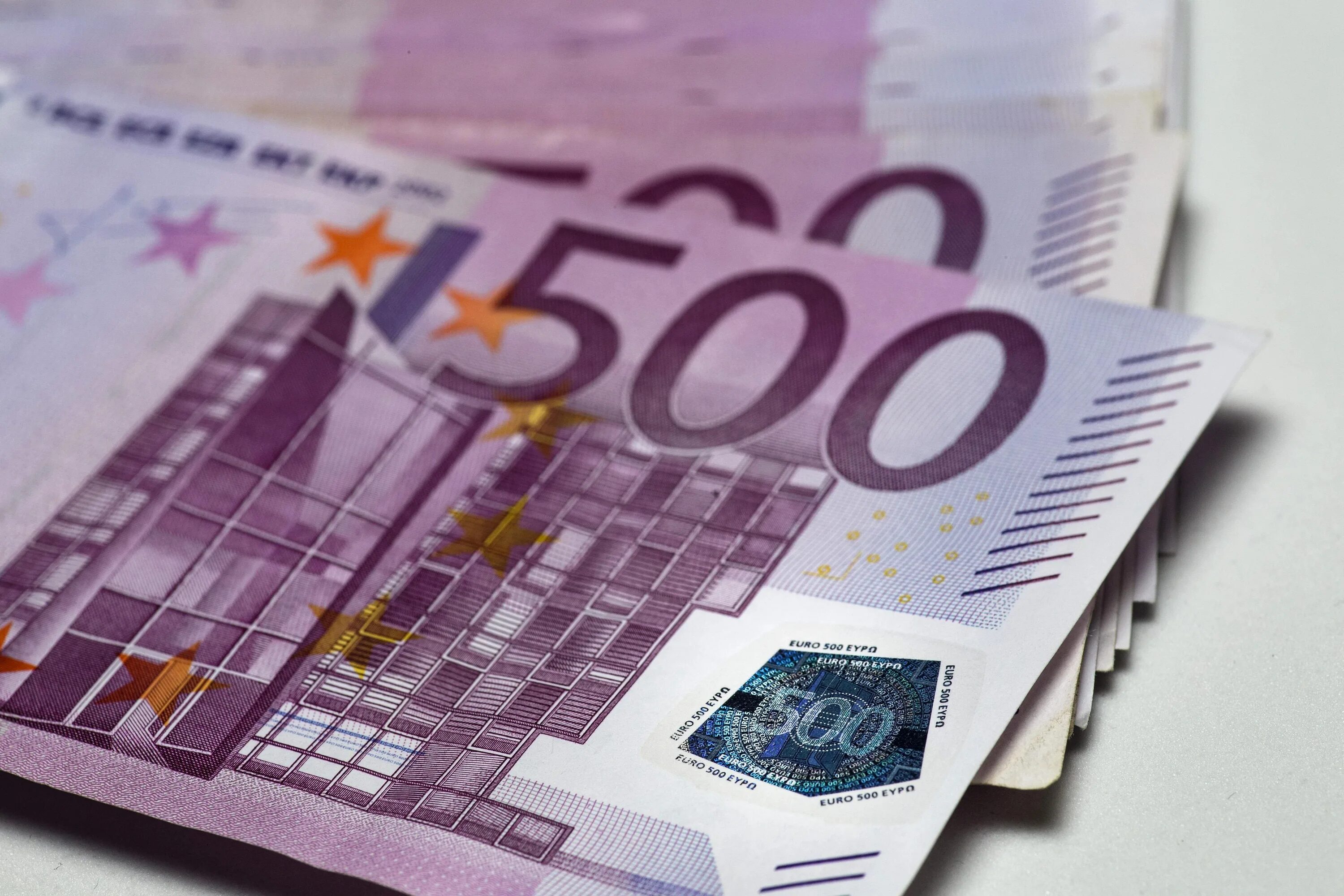 Банкноты евро 500. 500 евро 100 евро 50 евро. Фон финансы для альбома. 55 евро в рублях. 500 евро размер купюры.