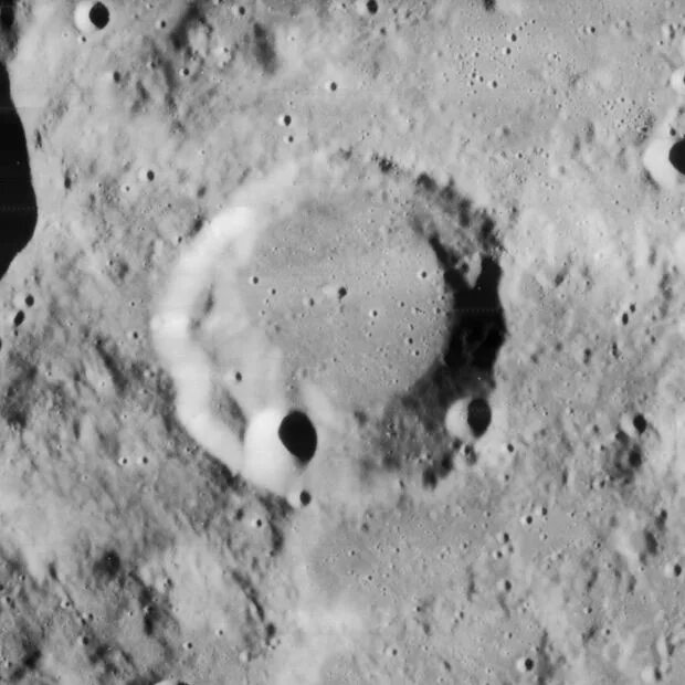 Кратер на видимой стороне луны 3. Синас (лунный кратер). Кратер резерфорд юар. Кратер циолковского на луне. Кратер на видимой стороне луны 3.