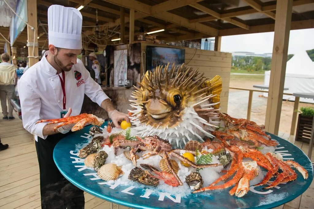 Сахалин морепродукты. Морские деликатесы Сахалина. Сахалин блюда. Фестиваль морепродуктов в Испании.