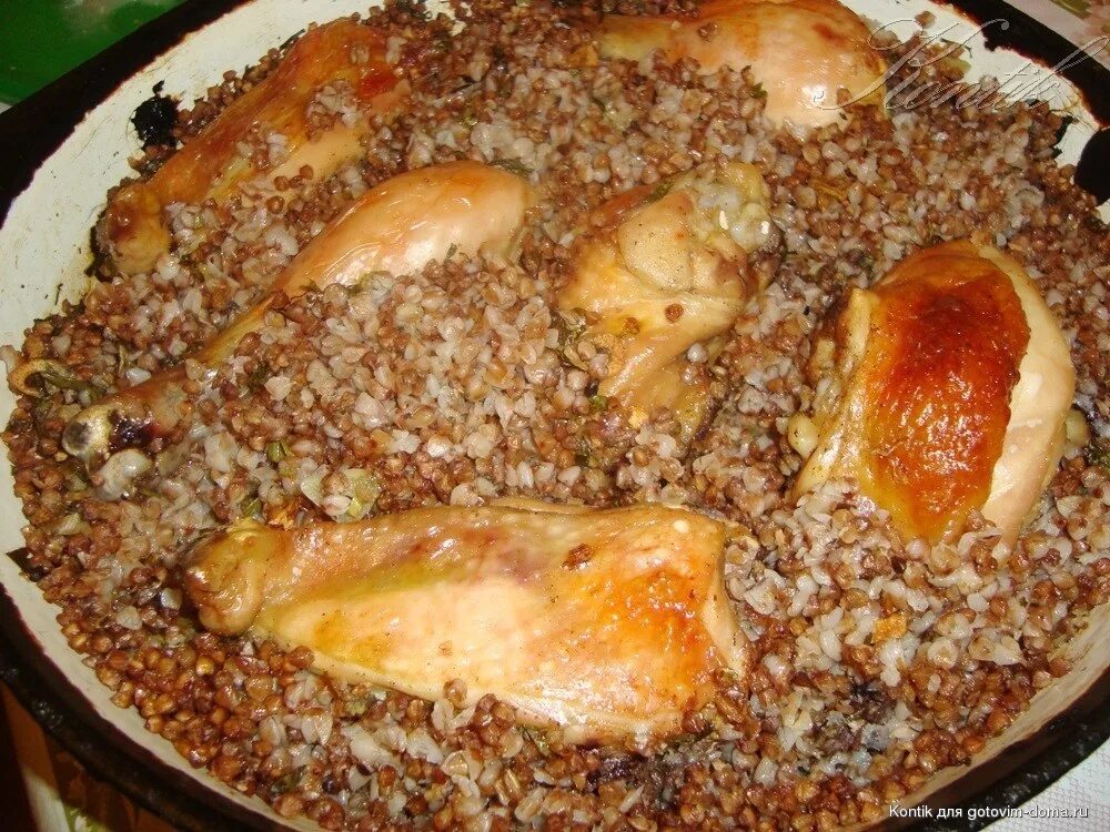 Рецепт свинины с гречкой в духовке. Курица с гречей в духовке. гречка в духовке. гречка с окорочками в духовке. гречка с куриными ножками в духовке.