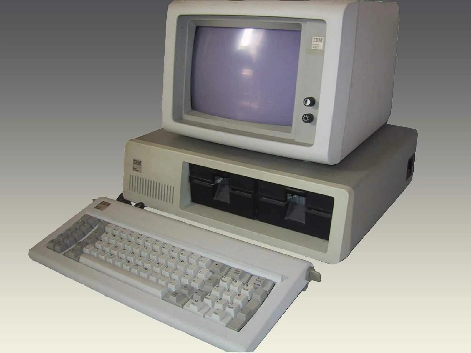 1 личный компьютер. Компьютер IBM PC 5150. IBM PC model 5150. 1981 IBM 5150. IBM компьютер 1981.