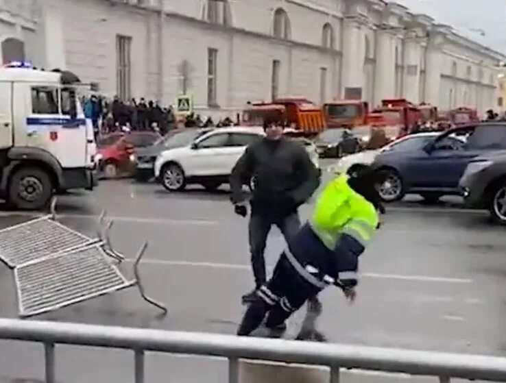 Нападение на сотрудников сегодня. Нападение на сотрудника ДПС. Массовые беспорядки СПБ нападения на полицию.