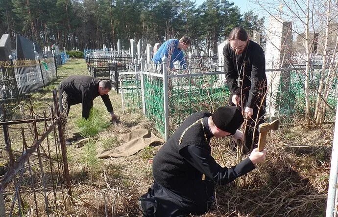 Когда можно на кладбище перед пасхой 2024. Уборка на кладбище. Уборка на кладбище перед Пасхой. Пасха на кладбище. Уборка кладбища картинка.