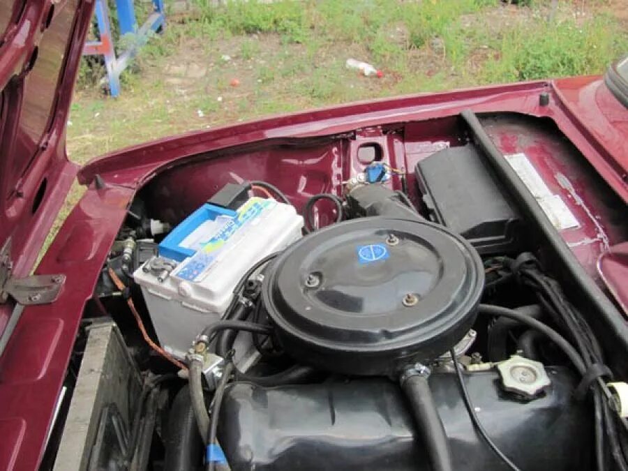 Полярность 2104 акб. Ваз-2102 жигули аккумулятор. Ваз 2107 полярность аккумулятора. Аккумулятор ваз 2104 инжектор. Полярность акб ваз 2104.