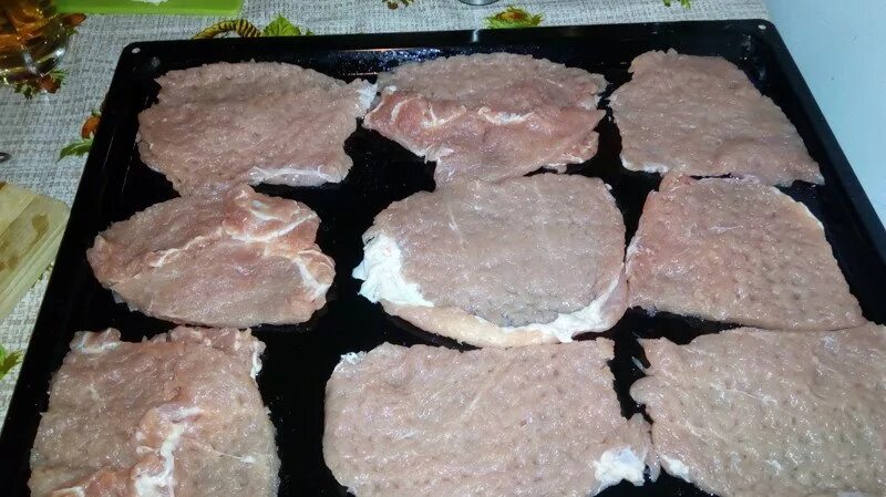 Просто сделать мясо. Свинина на Протвине. Свинина кусочками в духовке. Кусок мяса в духовке из свинины. Свинина на противне в духовке.