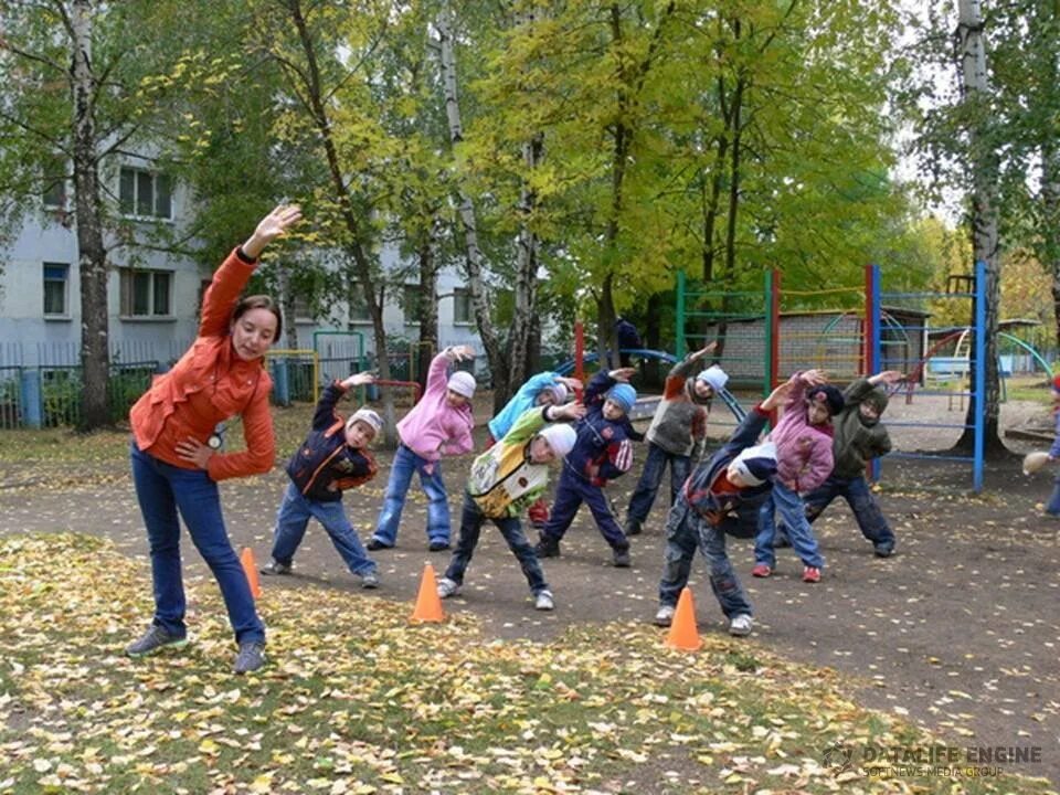 Школа уроки гулять. Прогулка в детском саду. Дети на прогулке в детском саду. Физкультура на улице в детском саду. Дети на прогулке в ДОУ.