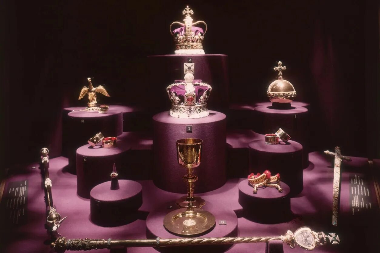 Сокровищница британской короны (the Crown Jewels).. Crown Jewels (драгоценности короны). Тауэр Королевская сокровищница. Лондонский Тауэр Королевские драгоценности. Сокровищ британии