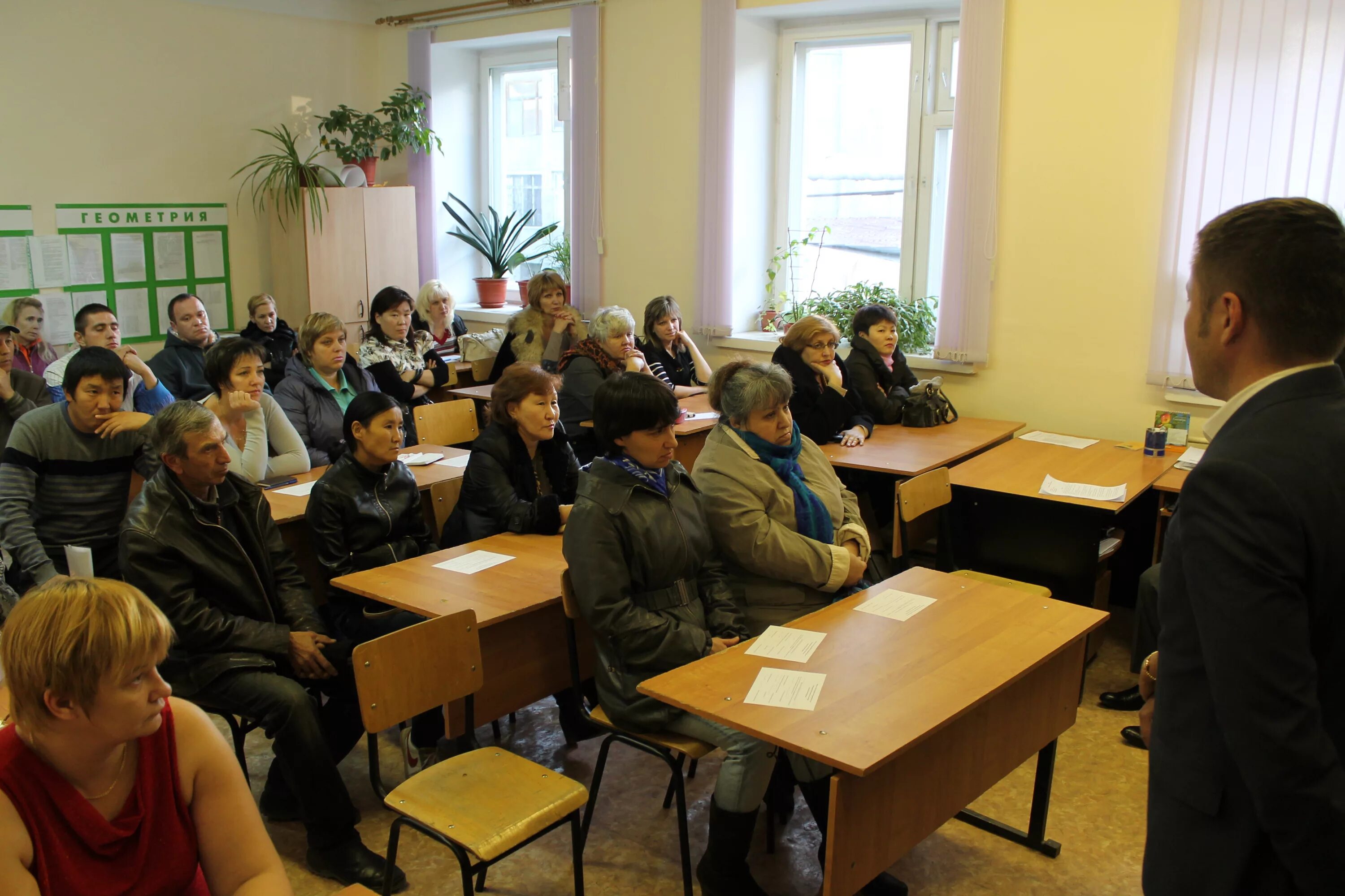 Родительские собрания в школе воспитание детей. Родители на собрании в школе. Родительское собрание в школе. Родительское собраниекола. Родительское собрание в классе.