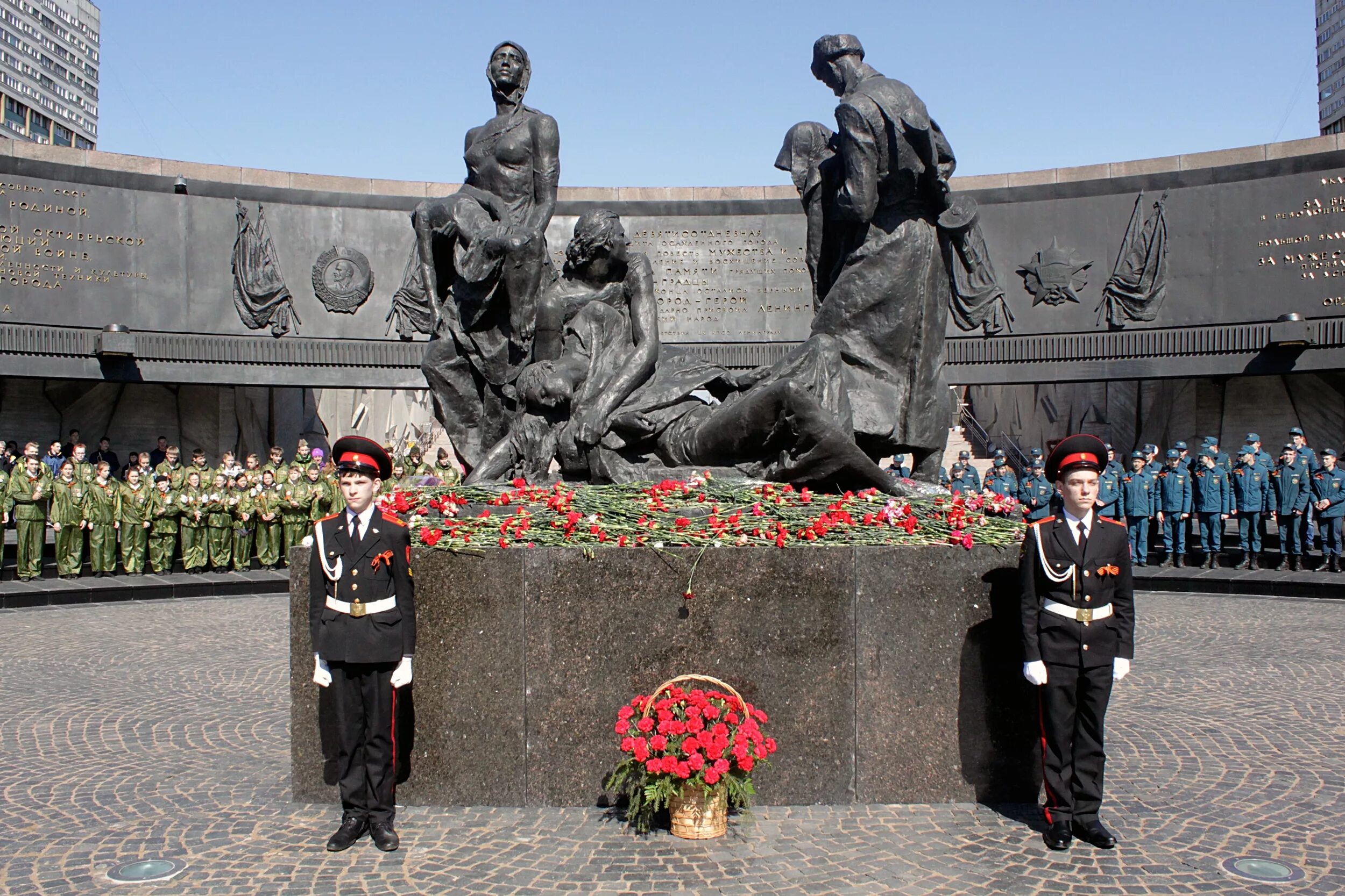 Какой памятник посвящен событиям 1941 года. Площадь Победы Санкт-Петербург мемориал. Монумент героическим защитникам Ленинграда. Моумент героическим защитникам лени. Мемориал на площади Победы.