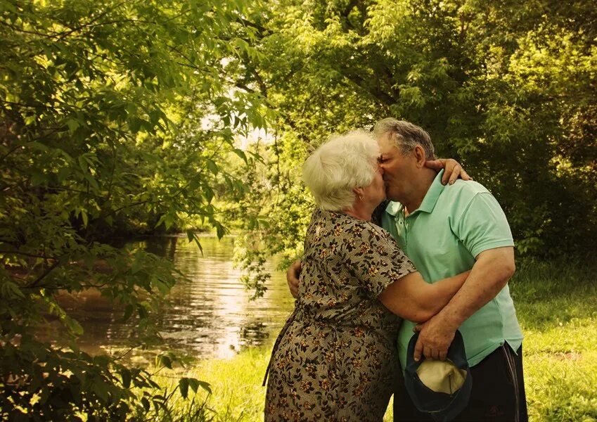 Любовь пожилых. Поздняя любовь. Пенсионеры целуются. Пенсионеры любовь. Русское с сюжетом пожилые